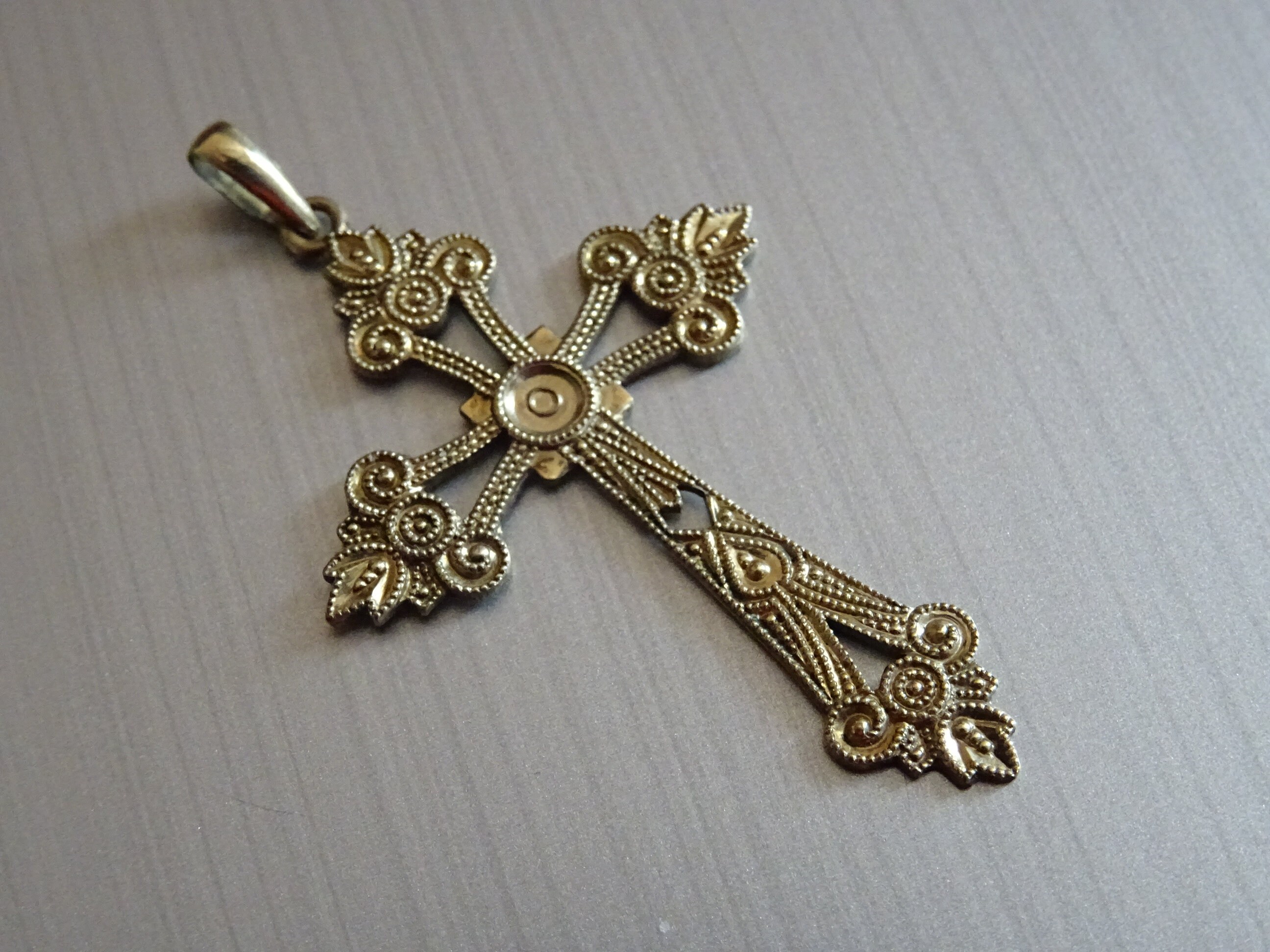 Vintage Pectoral Bijoux Crucifix Croix Jaune Médaillon Métallique Pendentif Saint Charme B 1000