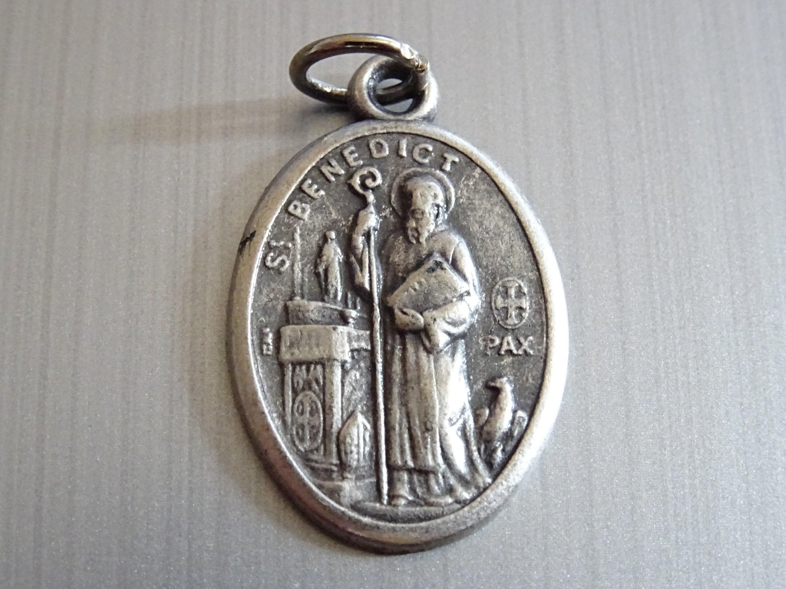 Saint Benoît. Protège Des Malédictions, Du Mal et Vice. Médaille Pendente Saint Charme B 571