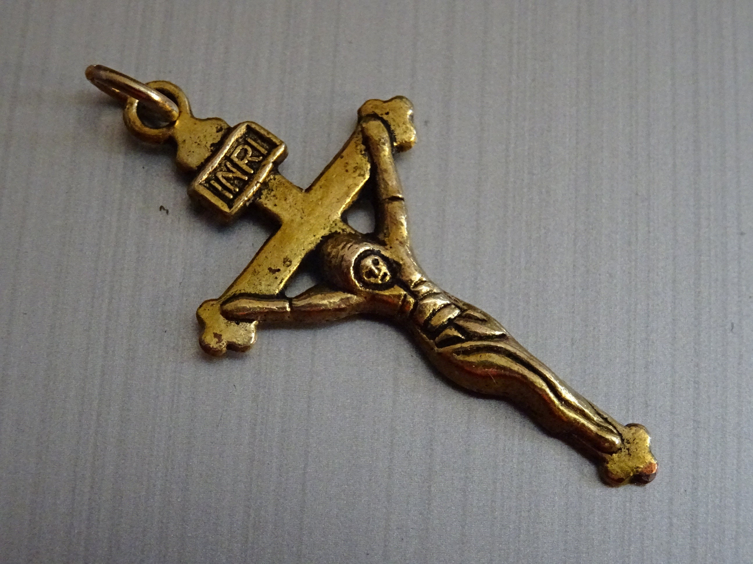 Croix. Couleur Or. Médaille Vintage Pendentif Catholique Médaillon Saint Charme D 228