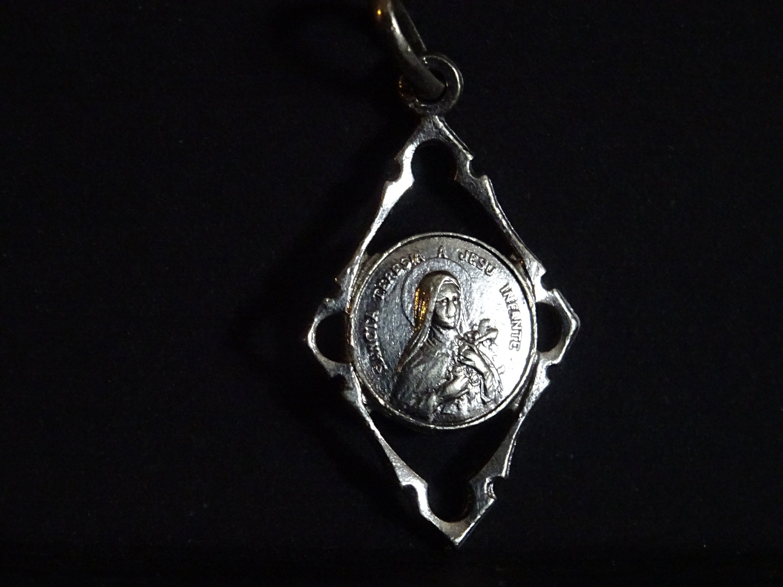 Antique St. Thérèse Raining Roses Découpé. Plaque d'argent. Médaille Holy Charm Pendentif Médaillon