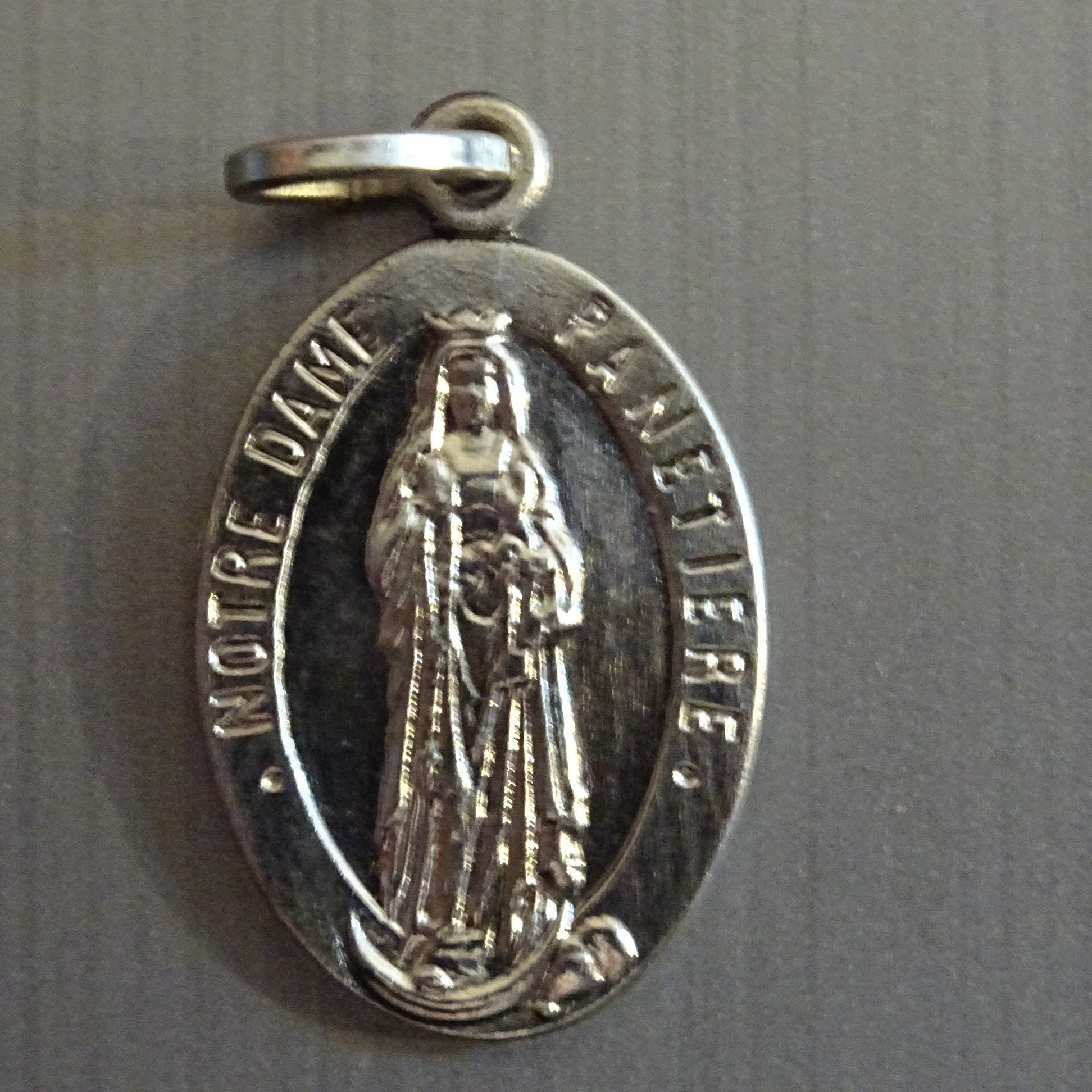 Notre Dame Panetière à Combourg . Médaillon Pendentif Français Religieux Saint Charme B 811