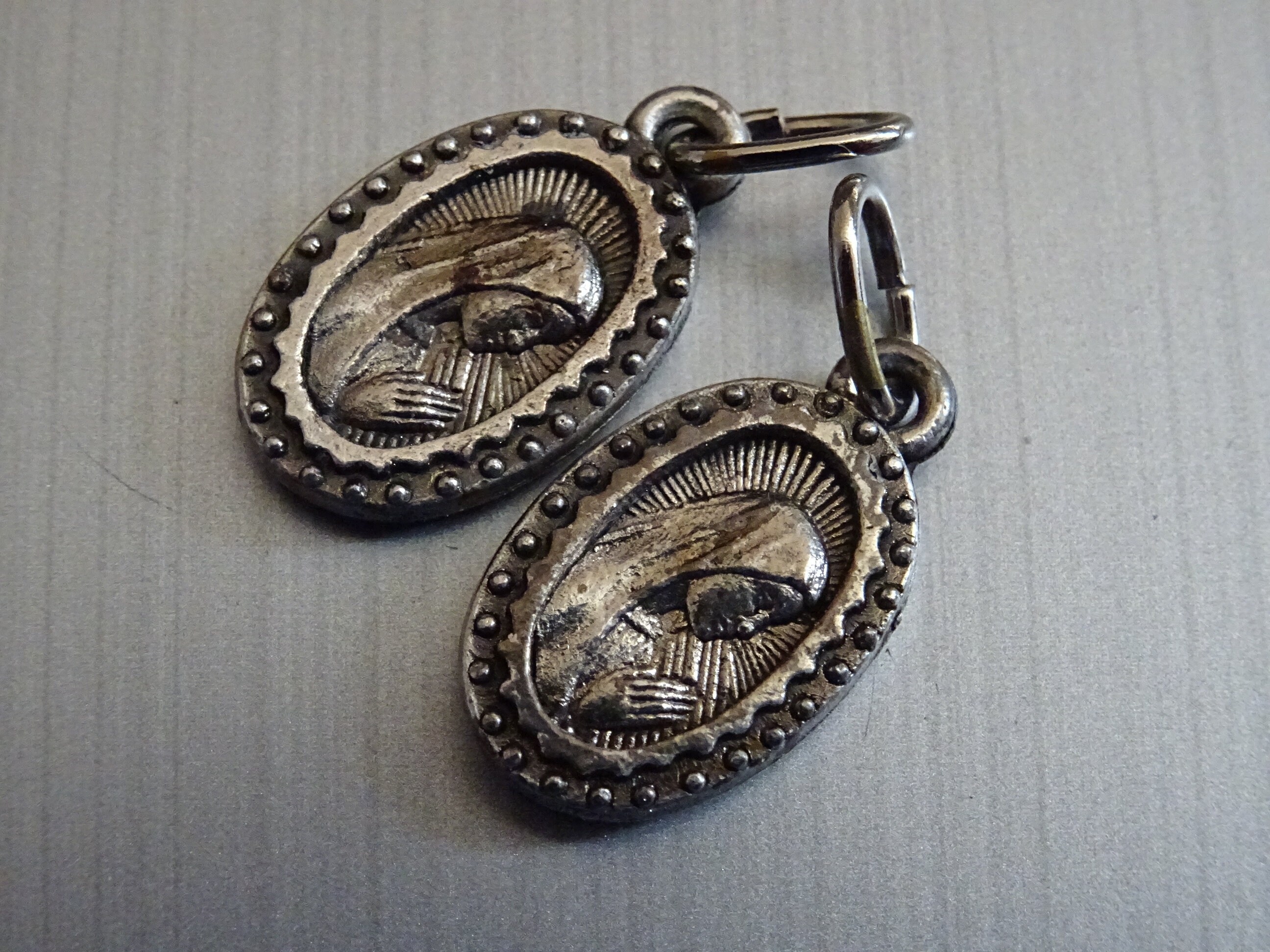 2 Sainte Vierge Marie. Grotte. Pendentif Catholique Vintage Médaillon Saint Charme D 247