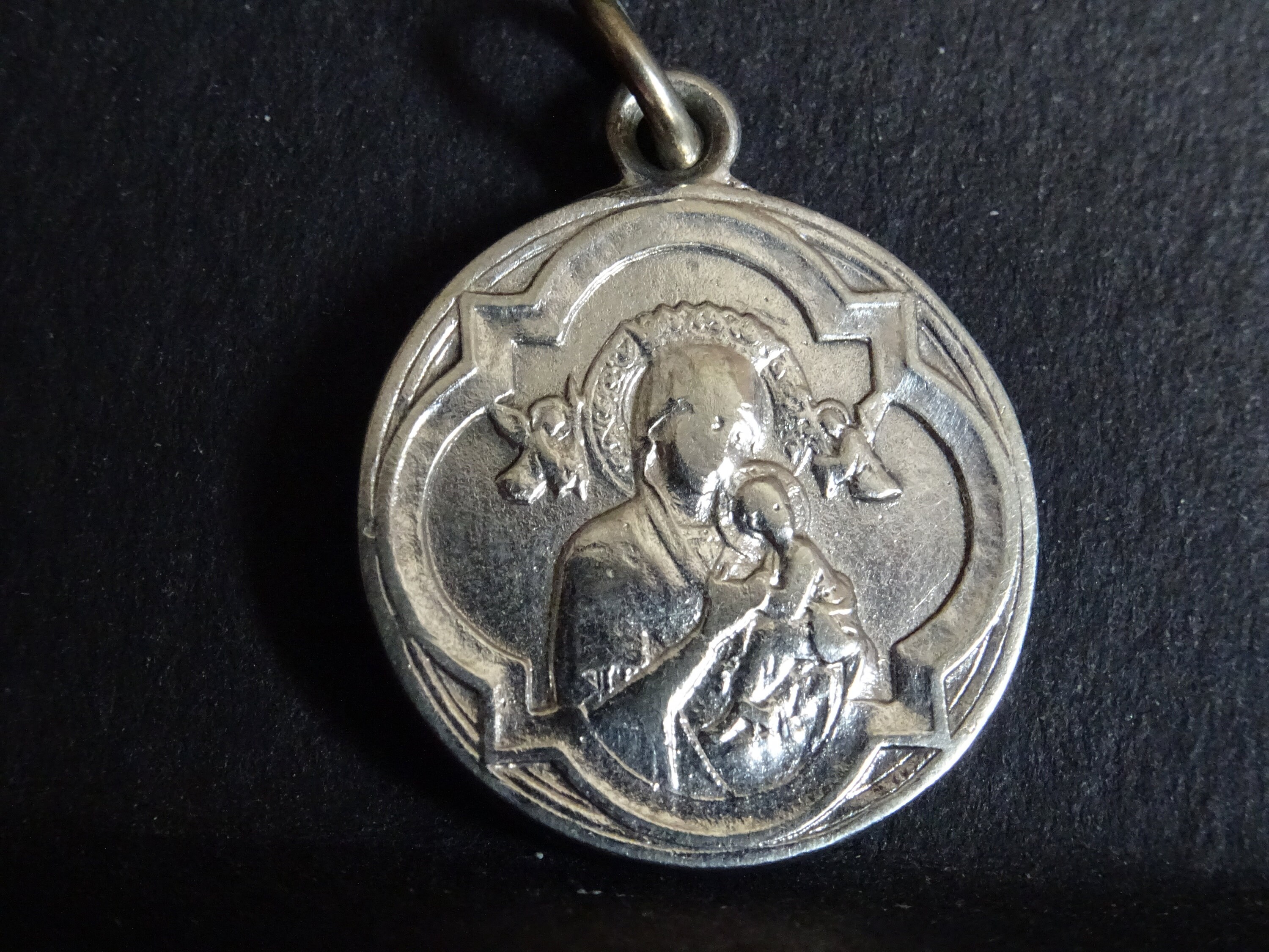 Pendentif Vierge Marie avec Des Anges. Médaillon Medaille Holy Charm Vintage