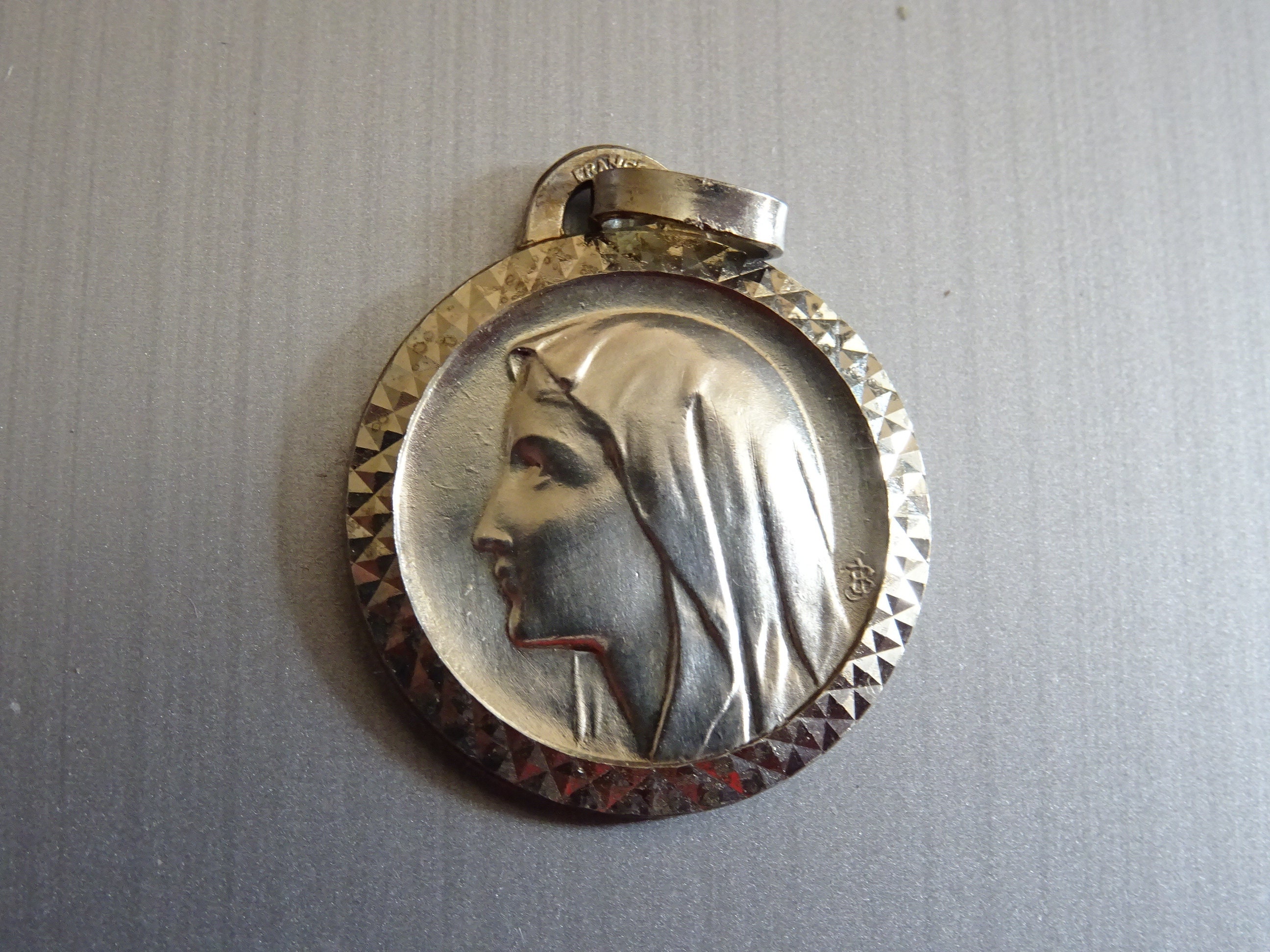Sainte Vierge Marie. Lourdes. Bord Biseauté. Signé Jean Balme. Pendentif. Médaille Médaillon Médaill