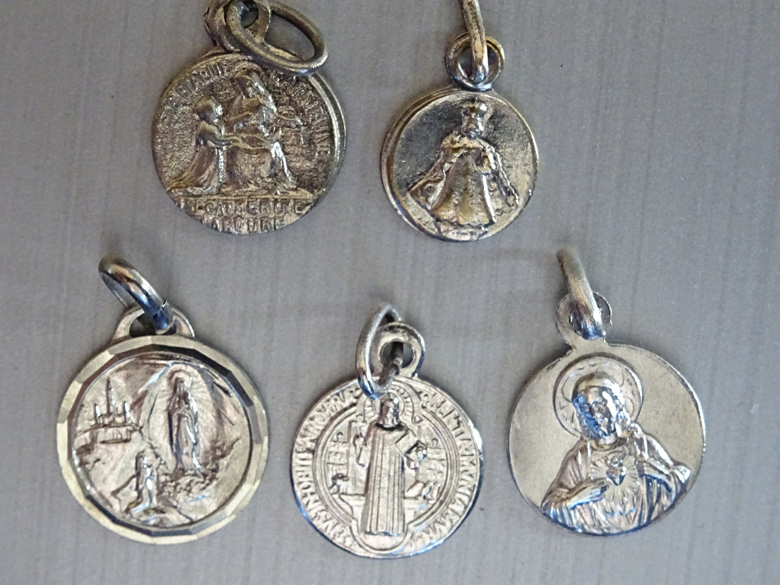 Lot 5 Minuscule. Benoît, Sainte Carmen. Grotte. Vintage Français Médaille Saint Charme Pendentif Méd