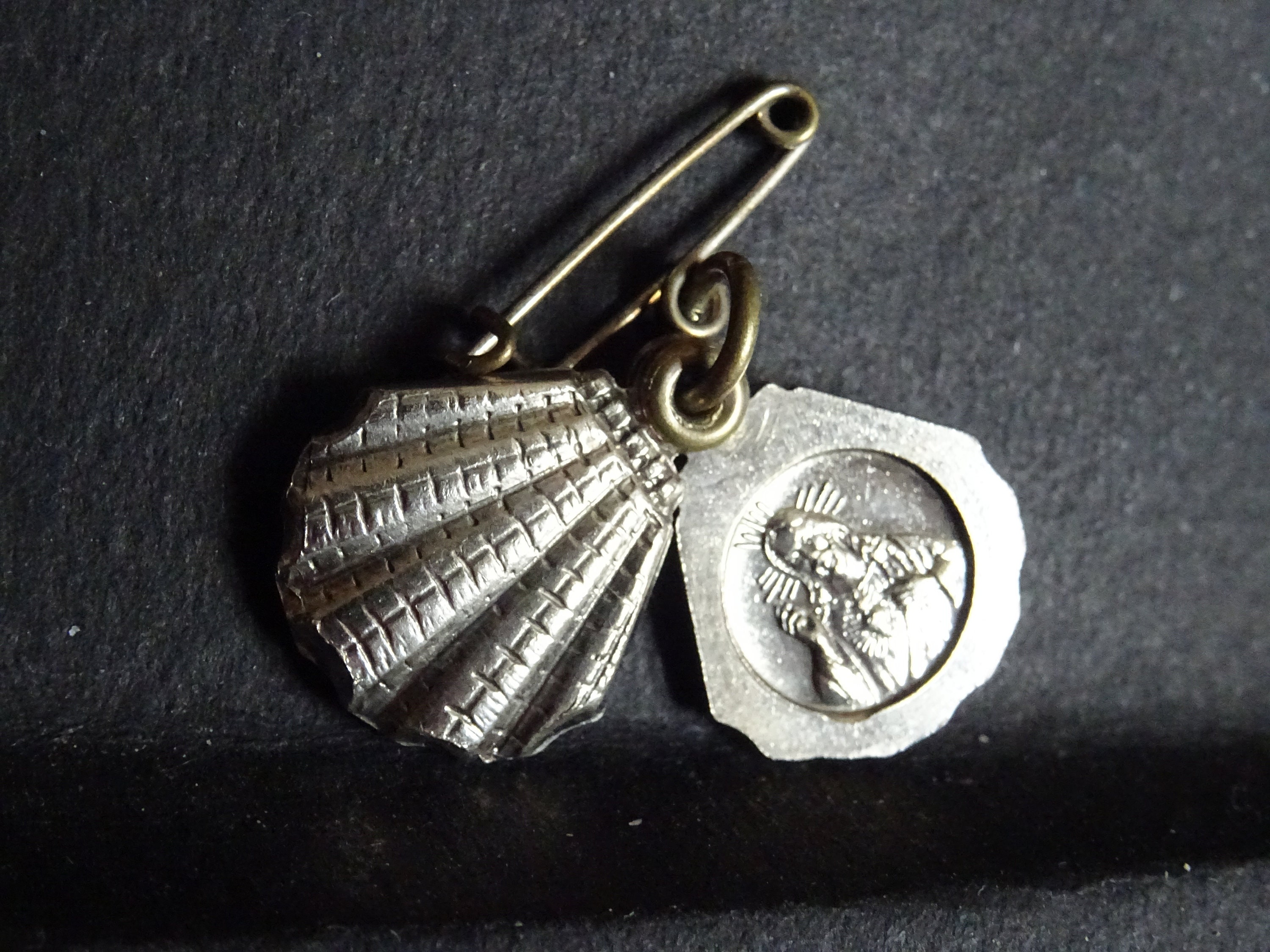 Pétoncle. Signez Pèlerinage Saint-Jacques de Compostelle. Médaillon Religieux Silver Plate Locket Pe