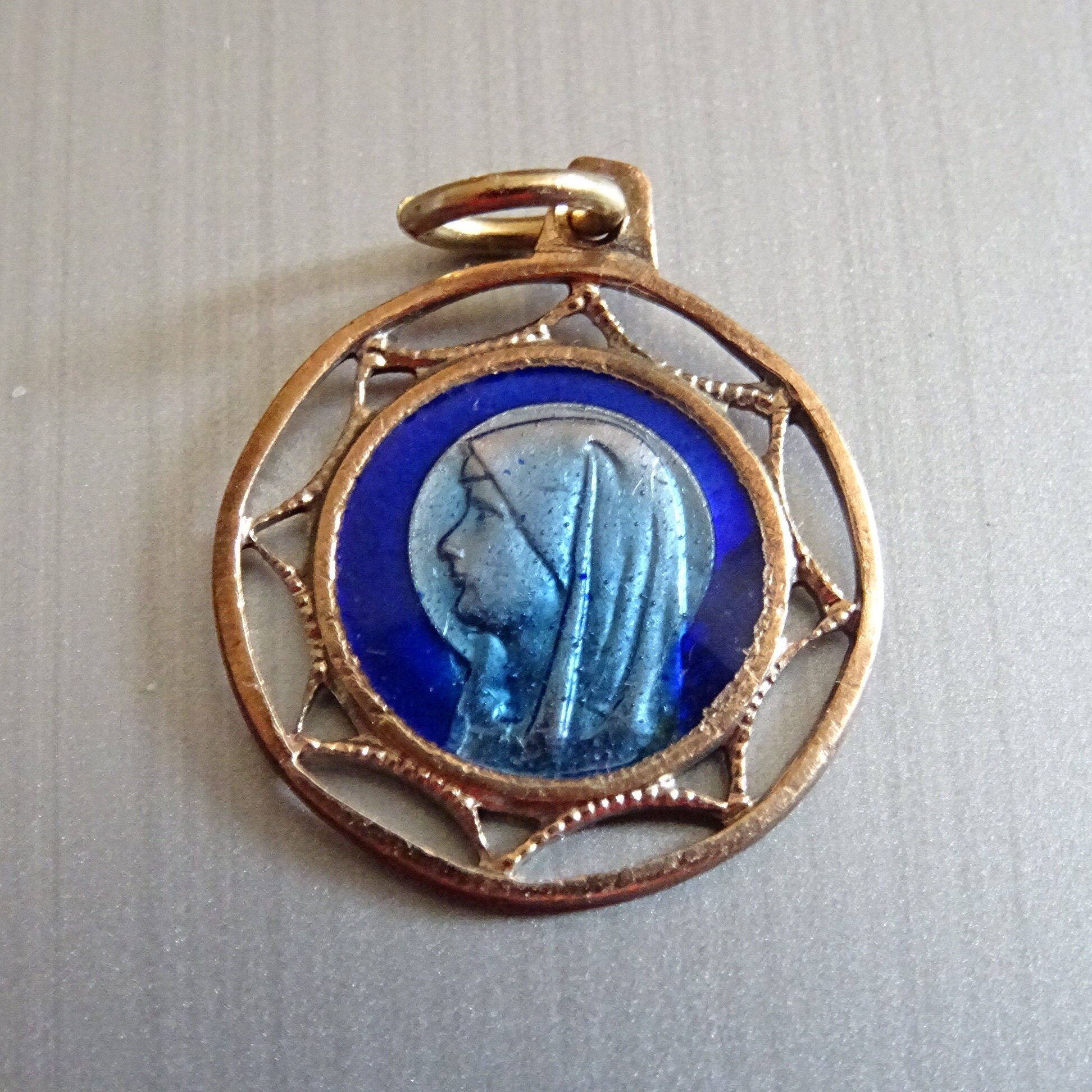 Émail Bleu de La Vierge Marie. Couleur Or. Bord Dentelle. Médaillon Médaille Religieux Saint Charme