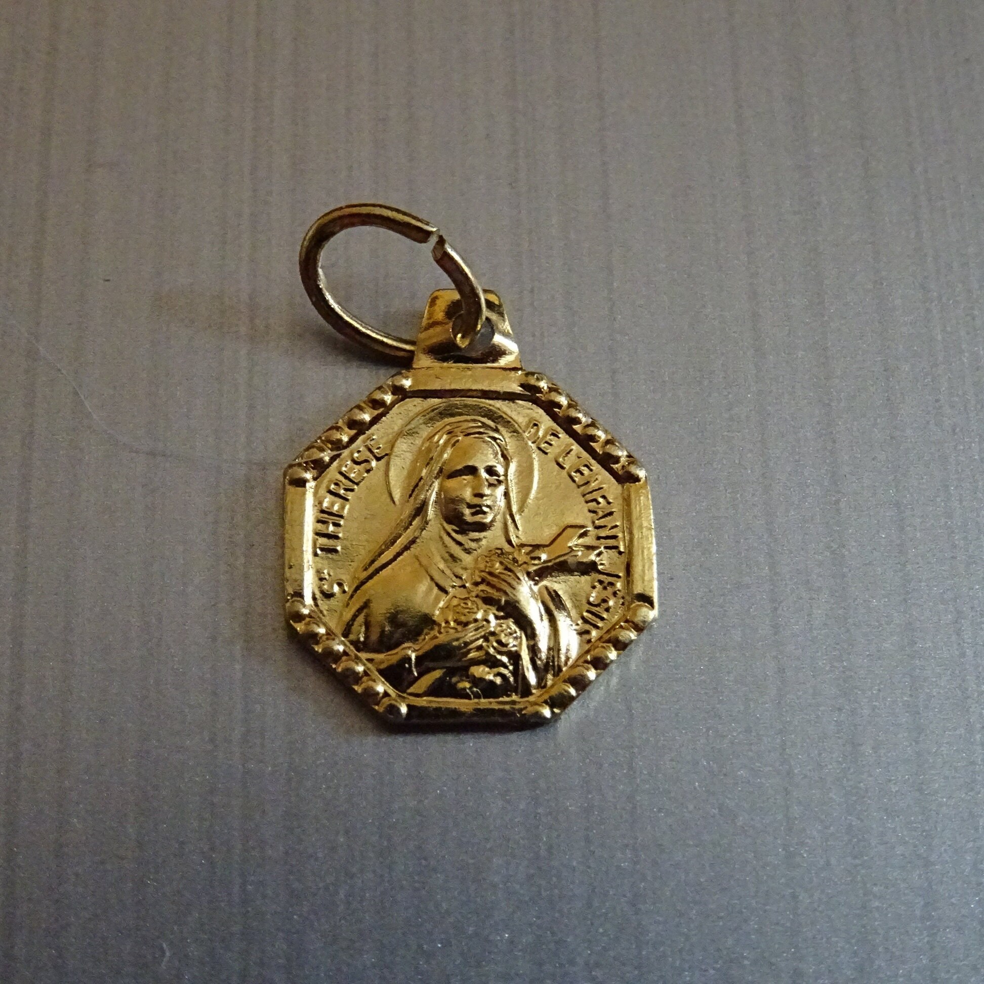 Thérèse de Lisieux Patronne Des Fleuristes Ton Petite Sainte Médaille. Saint Charme Pendentif Médail
