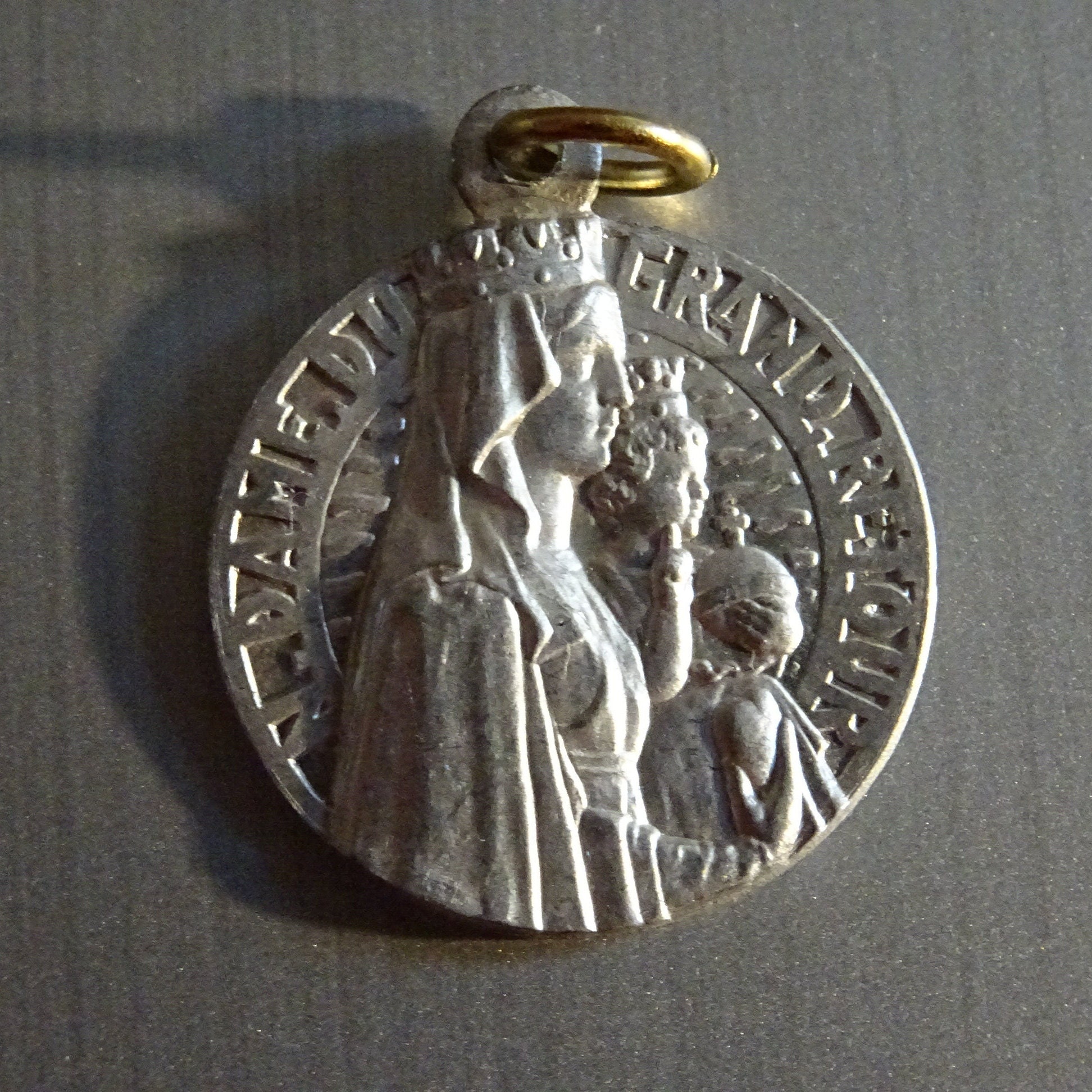 Fleur de Lys. Représenter Les Saints Catholiques France. Médaille Vintage Médaillon Pendentif Holy C