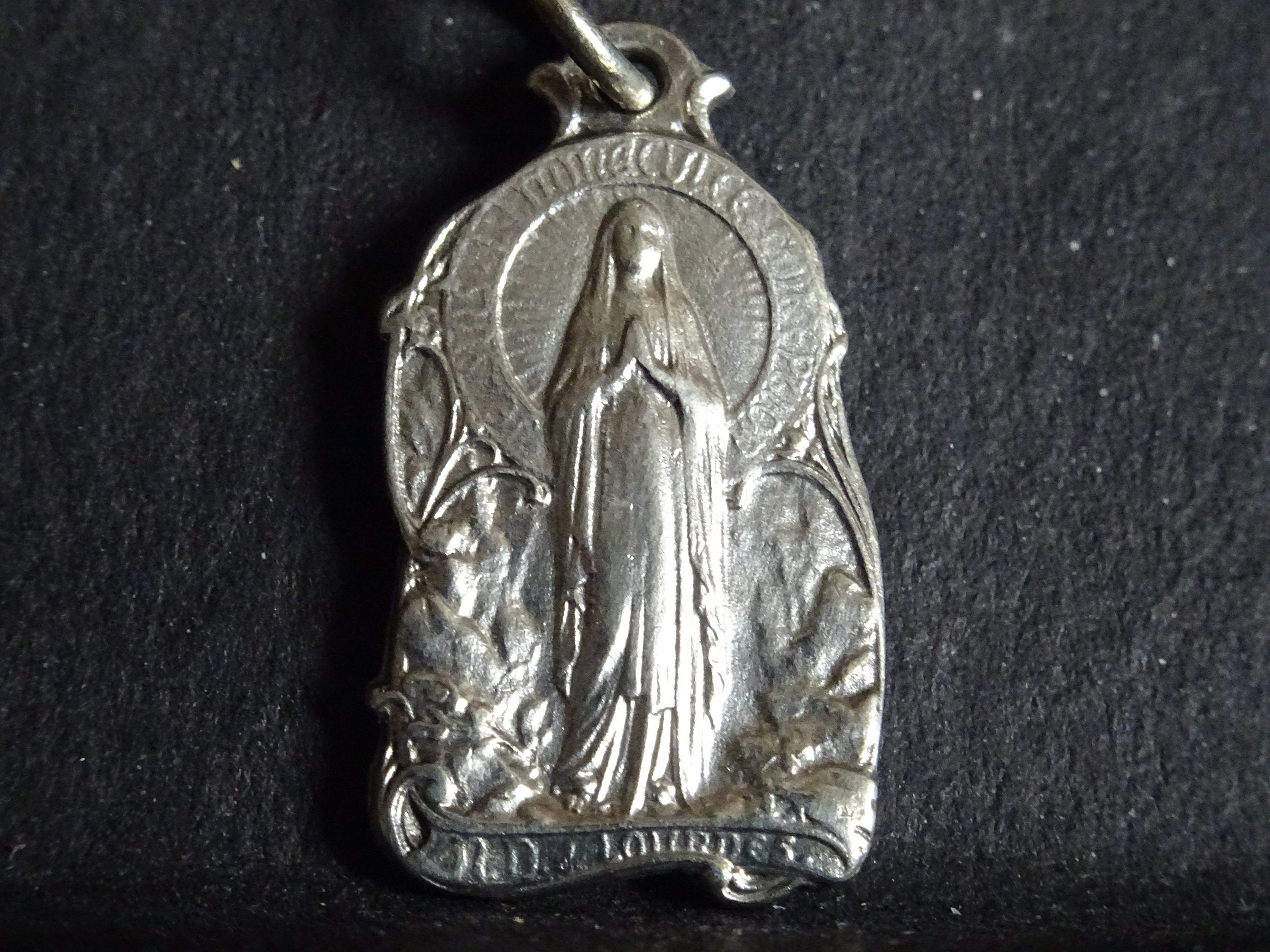 Grotte de Lourdes Lieu Des Apparitions Du Médaillon La Vierge Marie Pendent Medaille Saint Charme
