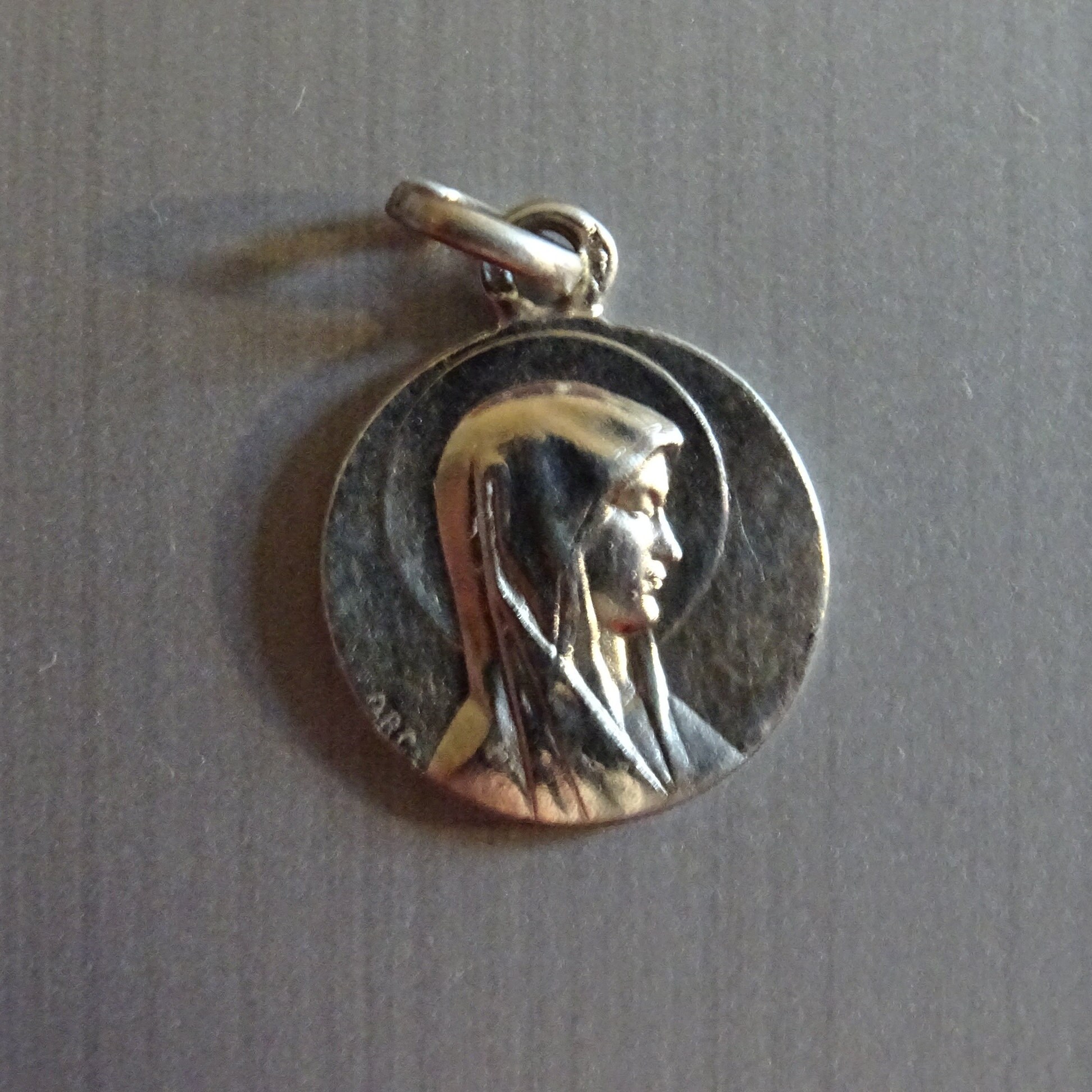 Vierge Marie Petite Signée Obc. Vintage Religieux Français Pendentif Médaillon Saint Charme B 730