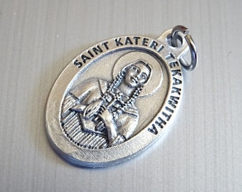 Santa Kateri Tekakwitha, es la primera nativa americana, conocida como Lily de los Mohawks, medallón colgante T 655