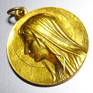 Virgin Mary signed Escudero. Gilt Colour. pendant medallion Holy Charm BB 259