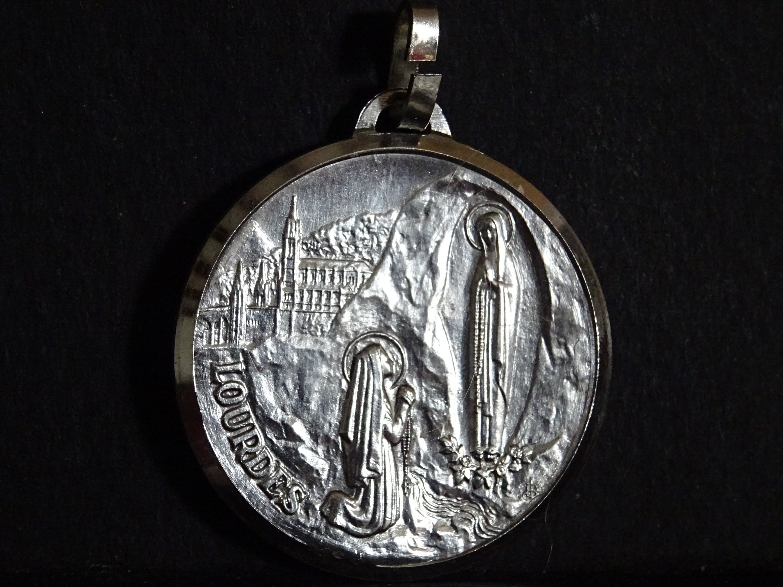 Grotte de Lourdes Lieu Des Apparitions La Vierge Marie Signée Jb Français Médaille Pendent Médaillon