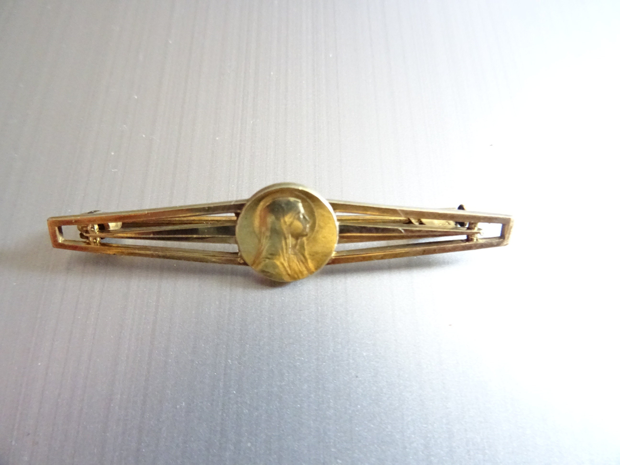 Broche Antique. Poinçonné Fix Plaque d'or Lourdes Lieu Des Apparitions de La Vierge Marie. P 912