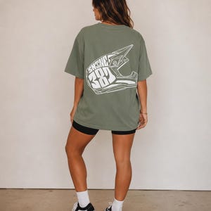 T-shirt met gepersonaliseerde naam en nummer voor helm | Motocrosshelmshirt | Circuitdagshirt | Stijl voor motormoeders | Raceoutfit