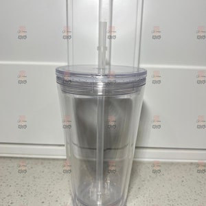Puede incluir: Un vaso transparente de doble pared con tapa y pajita transparentes. El vaso tiene un dise&ntilde;o c&oacute;nico y est&aacute; hecho de pl&aacute;stico transparente. La pajita recta encaja perfectamente en la tapa. El vaso est&aacute; dise&ntilde;ado para bebidas fr&iacute;as.