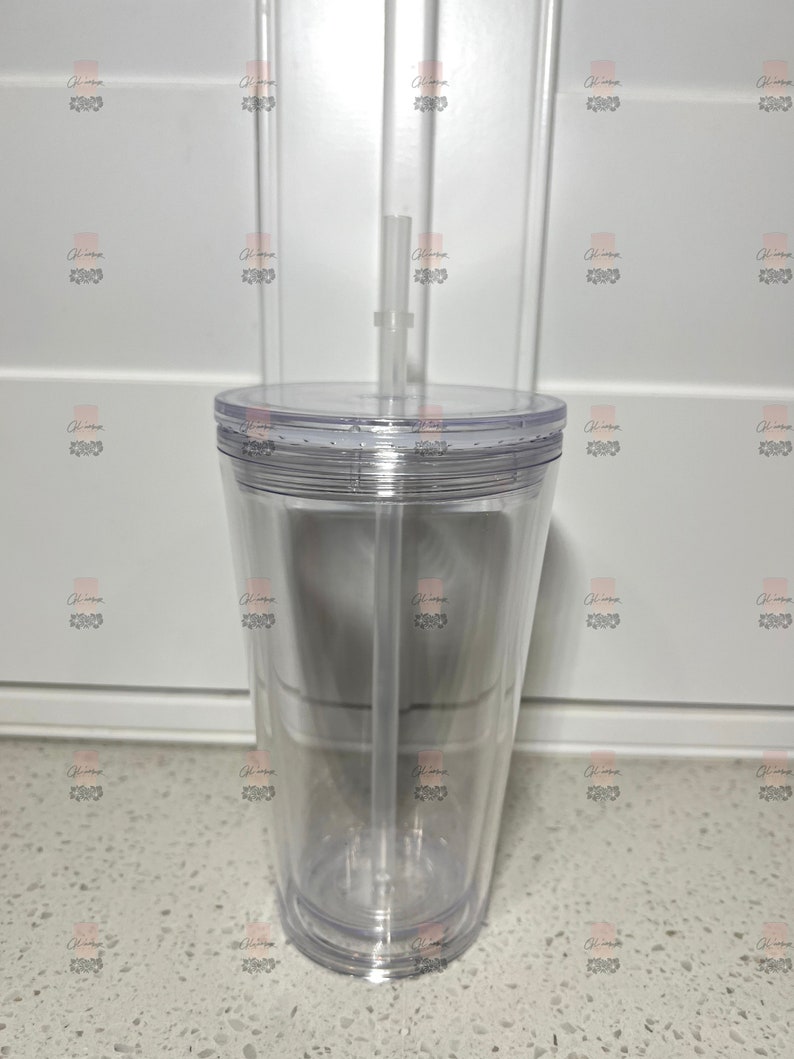 Puede incluir: Un vaso transparente de doble pared con tapa y pajita transparentes. El vaso tiene un dise&ntilde;o c&oacute;nico y est&aacute; hecho de pl&aacute;stico transparente. La pajita recta encaja perfectamente en la tapa. El vaso est&aacute; dise&ntilde;ado para bebidas fr&iacute;as.