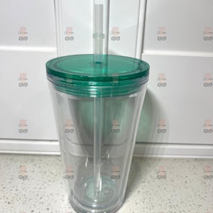 Puede incluir: Un vaso transparente de doble pared con tapa y pajita verdes. El vaso es transparente, lo que permite ver el contenido. La tapa y la pajita son de pl&aacute;stico verde a juego. El vaso est&aacute; dise&ntilde;ado para bebidas fr&iacute;as.