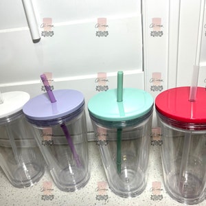 Puede incluir: Una colecci&oacute;n de vasos de pl&aacute;stico transparente con tapas y pajitas de colores. Las tapas son blancas, lavanda, verde menta y rojas. Las pajitas y las tapas combinan en color. Los vasos est&aacute;n dise&ntilde;ados para bebidas fr&iacute;as.