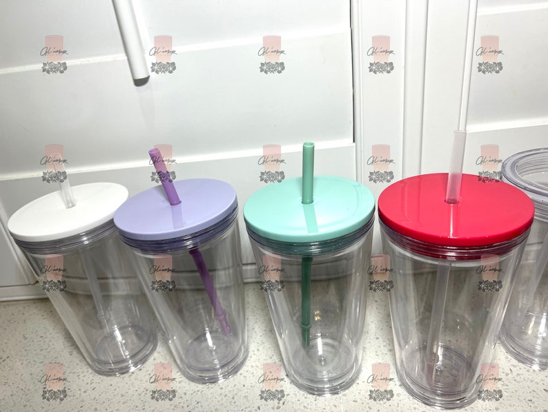 Puede incluir: Una colecci&oacute;n de vasos de pl&aacute;stico transparente con tapas y pajitas de colores. Las tapas son blancas, lavanda, verde menta y rojas. Las pajitas y las tapas combinan en color. Los vasos est&aacute;n dise&ntilde;ados para bebidas fr&iacute;as.