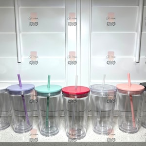 Puede incluir: Una colecci&oacute;n de vasos de pl&aacute;stico transparente con tapas y pajitas de colores. Las tapas son de varios colores, incluyendo blanco, morado, verde, rojo, transparente, rosa y negro. Cada vaso tiene la palabra "Glissa" impresa.