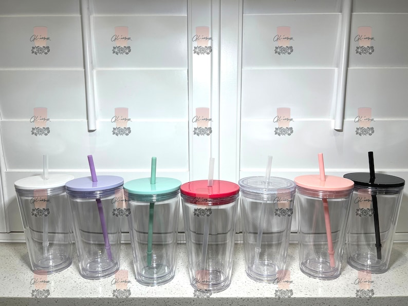 Puede incluir: Una colecci&oacute;n de vasos de pl&aacute;stico transparente con tapas y pajitas de colores. Las tapas son de varios colores, incluyendo blanco, morado, verde, rojo, transparente, rosa y negro. Cada vaso tiene la palabra "Glissa" impresa.