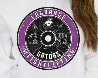 Könnte beinhalten: Weißer Pullover mit einem kreisförmigen Grafik in Lila und Schwarz. Die Grafik zeigt den Text "Lagrange Gators Weightlifting" und eine Gewichtsplatte mit dem Text "45 LBS" und "20.4 KGS".