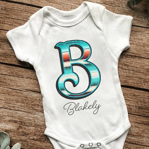 PNG - Nombre de letra occidental, Diseño de mono para bebés, Orden de nombre personalizado, Regalo personalizado, Chicas de nombre de vaquera, Diseños de sublimación, Camiseta de moda