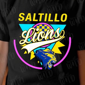 PNG - Benutzerdefinierte Schulmaskottchen-T-Shirt - Benutzerdefinierte PNG Design der Schulmaskottchen- Schul-Hemd - Trendy Spirit - 80er Jahre Party-Stil-Team-Namensmaskottchen