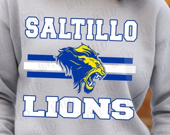 Op de afbeelding: Grijs sweatshirt met de woorden "SALTILLO LIONS" in witte letters. Een blauwe en gele leeuwenkopgrafiek is gecentreerd boven de woorden.