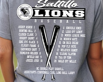 Puede incluir: Una camiseta de béisbol gris con el texto "Saltillo Lions Baseball" y una lista de nombres y números de jugadores. La camiseta presenta un diseño de bate de béisbol cruzado y un león mascota en blanco y negro.
