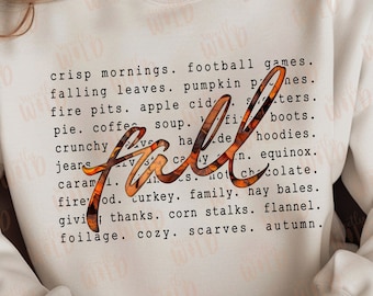 Può includere: Una felpa bianca con la parola "fall" scritta in foglie arancioni e marroni. Il testo "crisp mornings. football games. falling leaves. pumpkin pines. fire pits. apple cider. sweaters. pie. coffee soup. hoodies. crunchy leaves. not chocolate. firewood. turkey. family. hay bales. give thanks. corn stalks. flannel. foliage. cozy. scarves. autumn." è stampato in nero sulla felpa.