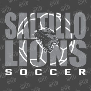 以下が含まれることがあります： 「SALTILLO LIONS SOCCER」の文字とライオンの頭のグラフィックが特徴の、グレーと白のグラフィックデザイン。単語は太字のブロックフォントで、背景は濃いグレーです。