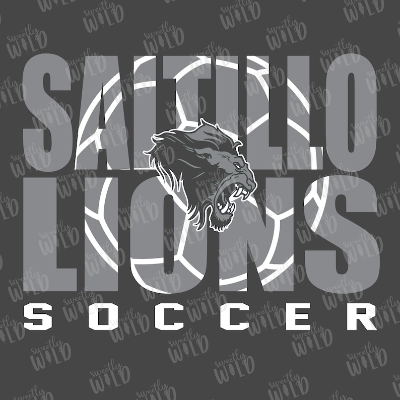 以下が含まれることがあります： 「SALTILLO LIONS SOCCER」の文字とライオンの頭のグラフィックが特徴の、グレーと白のグラフィックデザイン。単語は太字のブロックフォントで、背景は濃いグレーです。