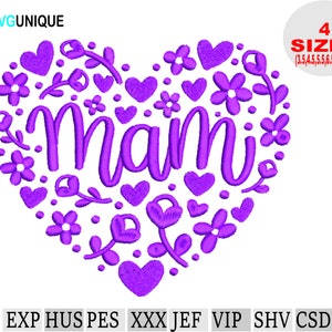 Puede incluir: Diseño de bordado morado de la palabra "mam" en forma de corazón con acentos florales y corazones. El diseño está disponible en cuatro tamaños: 3.5, 4.5, 5.5 y 6.5 pulgadas.