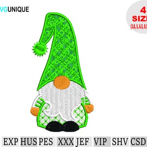 Puede incluir: Gnome verde y blanco con un sombrero verde con lunares blancos. El gnomo lleva una camisa de cuadros verde y blanca y zapatos negros. La imagen incluye el texto "4 SIZES (3.8, 5, 6.5, 8.5 INCHES)" y "DST EXP HUS PES XXX JEF VIP SHV CSD PCS".
