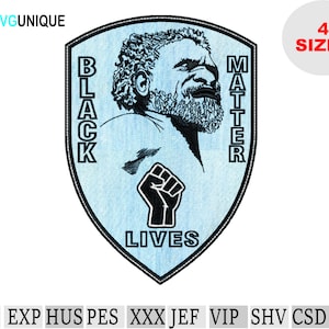 Puede incluir: Un parche azul en forma de escudo con las palabras "Black Lives Matter" escritas verticalmente a lo largo de los lados. El parche presenta un puño negro levantado en el aire y una ilustración en blanco y negro de la cara de un hombre.
