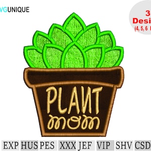 Puede incluir: Diseño bordado de una planta suculenta en maceta con el texto "PLANT mom" en letras marrones y doradas. El diseño está disponible en 3 tamaños: 4, 5 y 6 pulgadas.