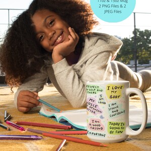 Puede incluir: Una taza de cer&aacute;mica blanca con un dise&ntilde;o colorido que presenta afirmaciones positivas como "Amo mi cuerpo" y "Respeta a ti mismo y a los dem&aacute;s". La taza est&aacute; sobre una superficie marr&oacute;n con un cuaderno y l&aacute;pices de colores.