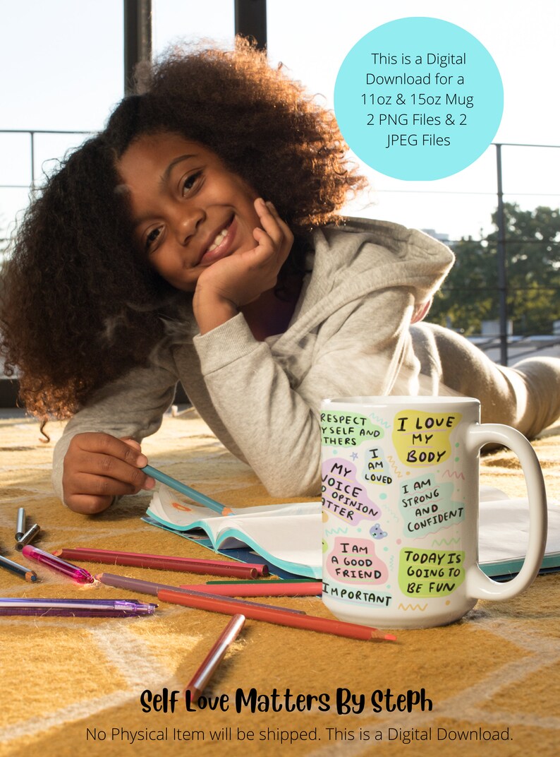 Puede incluir: Una taza de cer&aacute;mica blanca con un dise&ntilde;o colorido que presenta afirmaciones positivas como "Amo mi cuerpo" y "Respeta a ti mismo y a los dem&aacute;s". La taza est&aacute; sobre una superficie marr&oacute;n con un cuaderno y l&aacute;pices de colores.