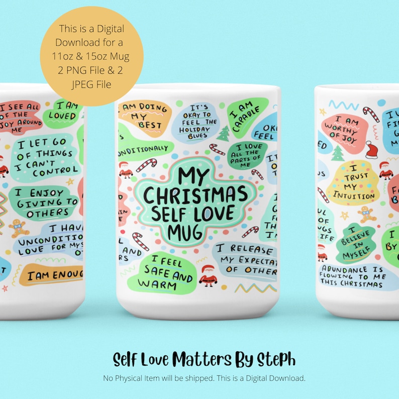 Pu&ograve; includere: Una tazza in ceramica bianca con un design verde, rosa e blu con illustrazioni e testo a tema natalizio. Il testo include frasi come "My Christmas Self Love Mug", "Sono capace", "Mi sento al sicuro e al caldo", e "Lascio andare le cose che non posso controllare".