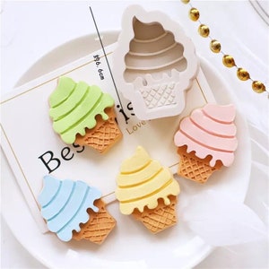 Puede incluir: Cuatro moldes de silicona en forma de cono de helado de colores diferentes con un molde &uacute;nico m&aacute;s grande en el fondo. Los moldes miden aproximadamente 6 cm de alto.