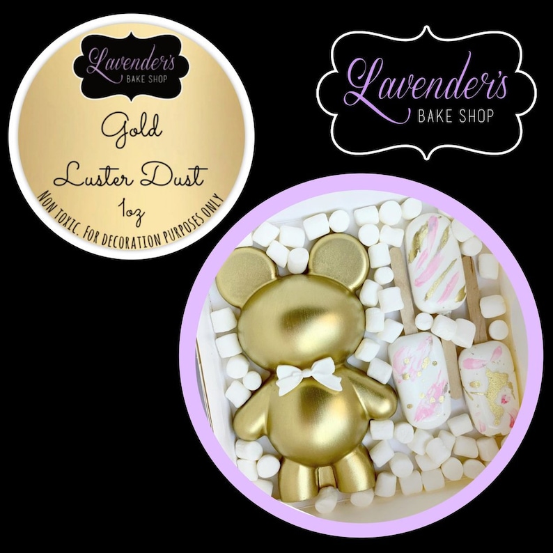 Pode incluir: Um bolo dourado em forma de urso, com uma gravata borboleta branca, rodeado por marshmallows e guloseimas decoradas. A imagem inclui um r&oacute;tulo de p&oacute; de brilho dourado da Lavender's Bake Shop, rotulado como n&atilde;o t&oacute;xico para fins de decora&ccedil;&atilde;o.