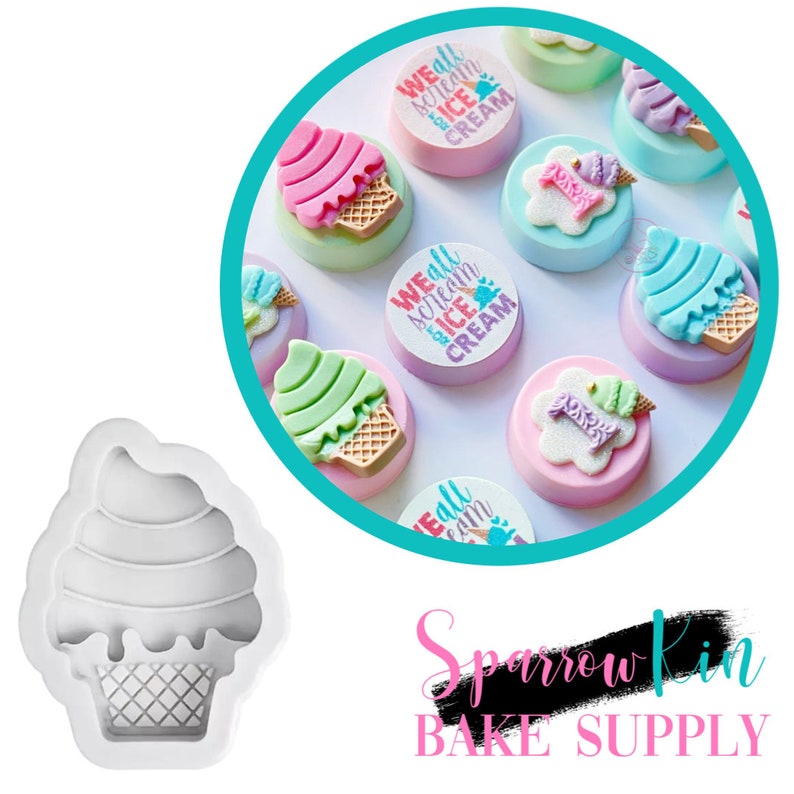Puede incluir: Molde de silicona blanco en forma de cono de helado con una textura de waffle detallada. El molde se utiliza para crear decoraciones comestibles de cono de helado para pasteles y cupcakes. La imagen tambi&eacute;n muestra varios conos de helado decorados con el texto "We all scream for ice cream".