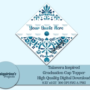 Puede incluir: Un adorno blanco para gorro de graduación con un diseño inspirado en Talavera en color turquesa. El diseño incluye patrones florales y geométricos. El texto "Your Quote Here" se muestra en el centro. Mide 23,5 cm x 23,5 cm.