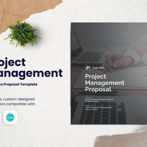 Op de afbeelding: Een grijs en wit zakelijk voorstel sjabloon voor projectmanagement. Het sjabloon bevat een laptop, een hand die op een vel papier schrijft, en de tekst "Project Management Proposal".