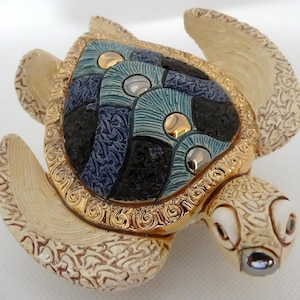 Handmade Ceramic Sculpted Sea Turtle - De Rosa Collection - The Families