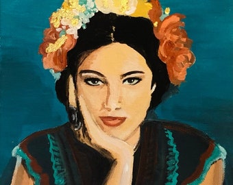 Op de afbeelding: Olieverfportret van een vrouw met donker haar, met een bloemenkrans met gouden accenten en een donkere jurk met turquoise bies. De vrouw rust haar kin op haar hand, met een turquoise achtergrond.