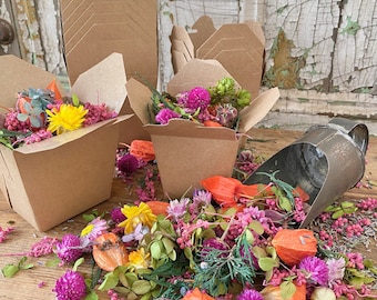 Puede incluir: Una colección de flores y follaje secos en varios tonos de rosa, morado, verde y naranja están esparcidos alrededor de contenedores de comida para llevar de papel marrón. Los contenedores están vacíos, excepto uno que tiene una pequeña cantidad de flores secas en su interior.